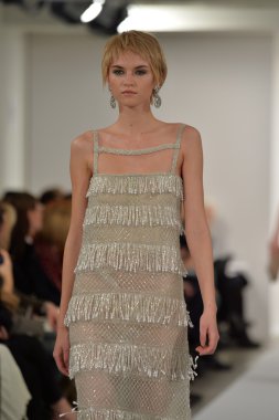 oscar de la renta pist model yürür