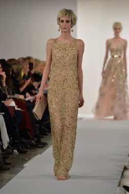 oscar de la renta pist model yürür