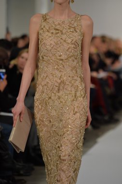 oscar de la renta pist model yürür