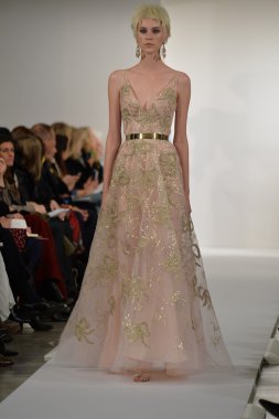 oscar de la renta pist model yürür