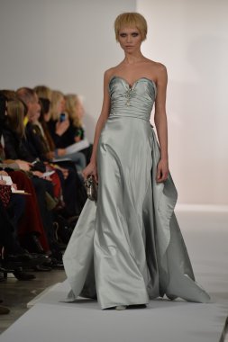 oscar de la renta pist model yürür