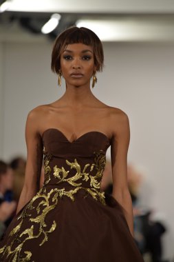 oscar de la renta pist model yürür