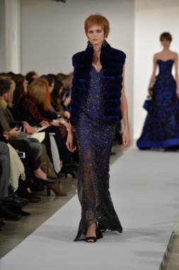 oscar de la renta pist model yürür