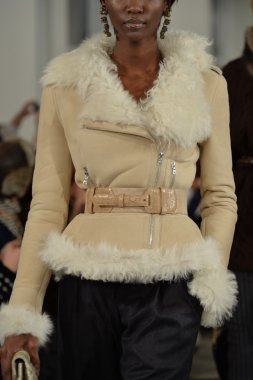 oscar de la renta pist model yürür