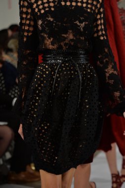 oscar de la renta pist model yürür