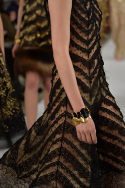 oscar de la renta pist model yürür