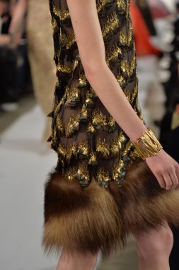 oscar de la renta pist model yürür