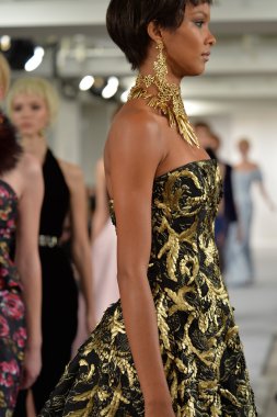 oscar de la renta pist model yürür