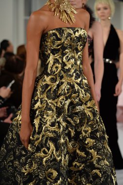 oscar de la renta pist model yürür
