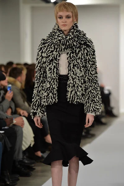 oscar de la renta pist model yürür