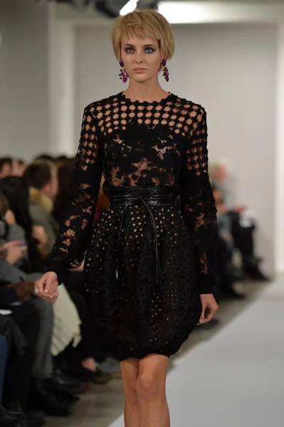 Model walks runway at Oscar De La Renta — Stock Photo, Image