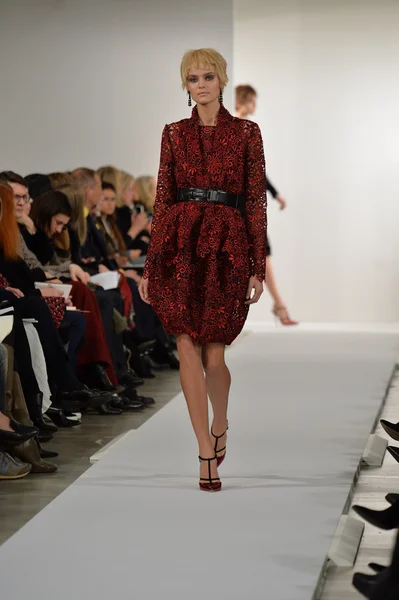 Model walks runway at Oscar De La Renta — Stock Photo, Image