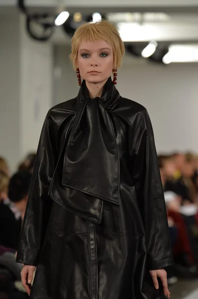 Model walks runway at Oscar De La Renta — Stock Photo, Image