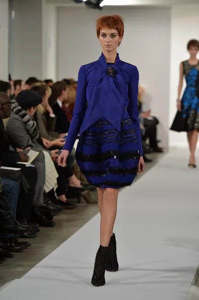 Model walks runway at Oscar De La Renta — Stock Photo, Image