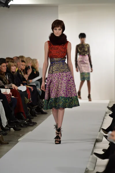 Model walks runway at Oscar De La Renta — Stock Photo, Image