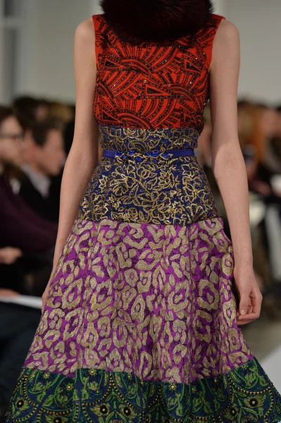 Model walks runway at Oscar De La Renta — Stock Photo, Image