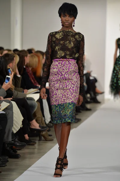 Model walks runway at Oscar De La Renta — Stock Photo, Image