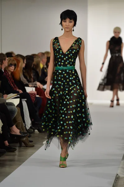 Model walks runway at Oscar De La Renta — Stock Photo, Image