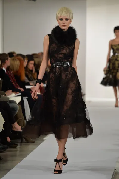 Model walks runway at Oscar De La Renta — Stock Photo, Image