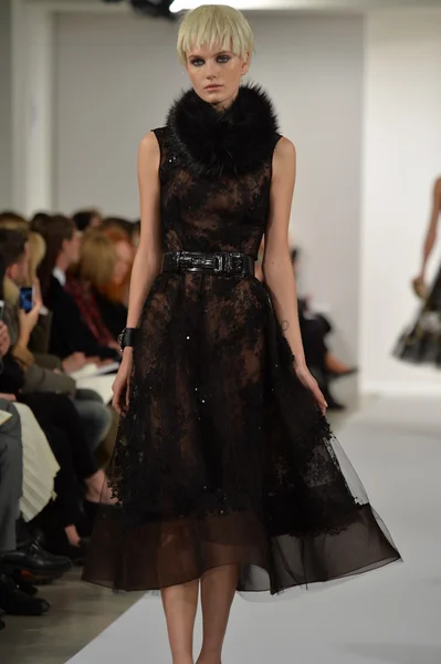 Model walks runway at Oscar De La Renta — Stock Photo, Image