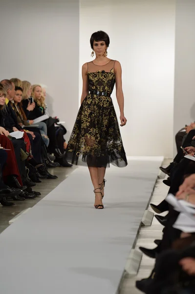 Model walks runway at Oscar De La Renta — Stock Photo, Image