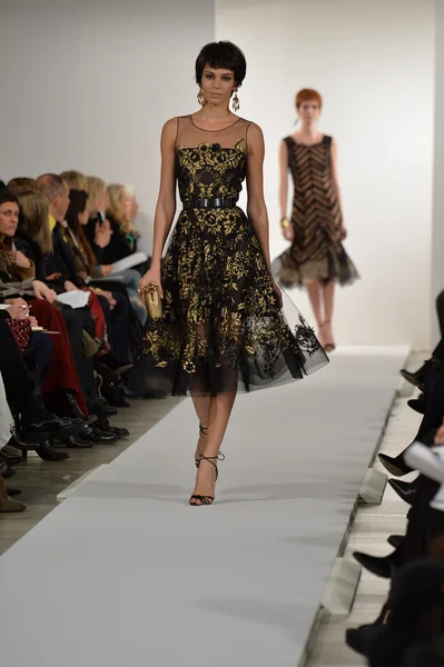 Model walks runway at Oscar De La Renta — Stock Photo, Image