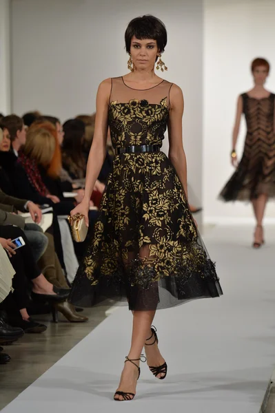 Model walks runway at Oscar De La Renta — Stock Photo, Image