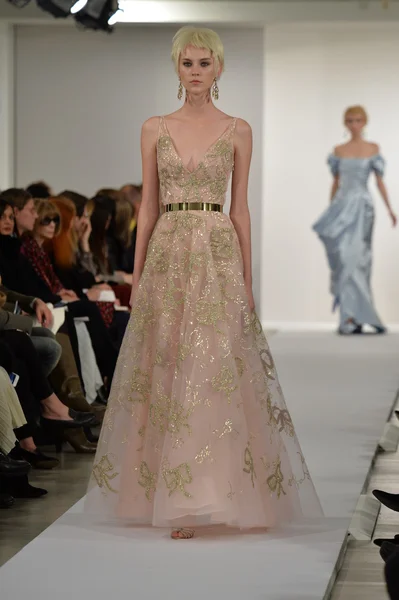 Model walks runway at Oscar De La Renta — Stock Photo, Image