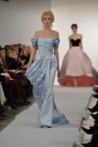 Model walks runway at Oscar De La Renta — Stock Photo, Image