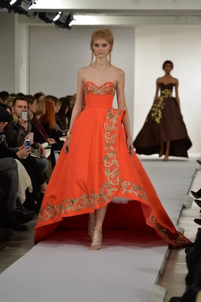 Model walks runway at Oscar De La Renta — Stock Photo, Image