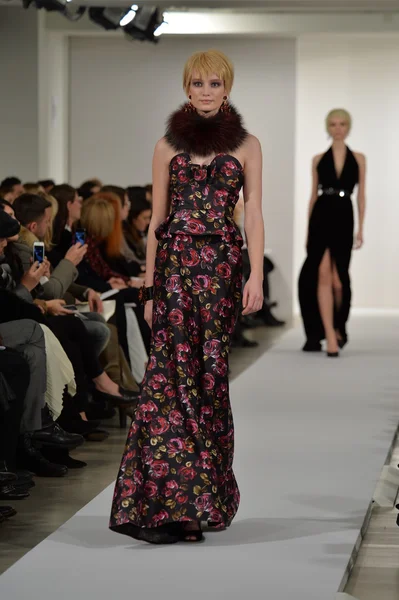 Model walks runway at Oscar De La Renta — Stock Photo, Image