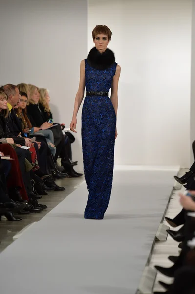 Model walks runway at Oscar De La Renta — Stock Photo, Image