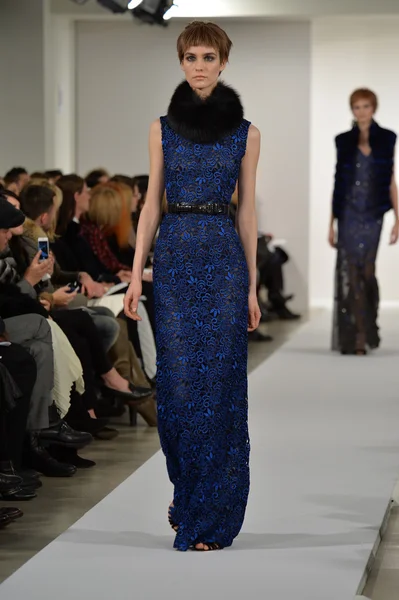 Model walks runway at Oscar De La Renta — Stock Photo, Image