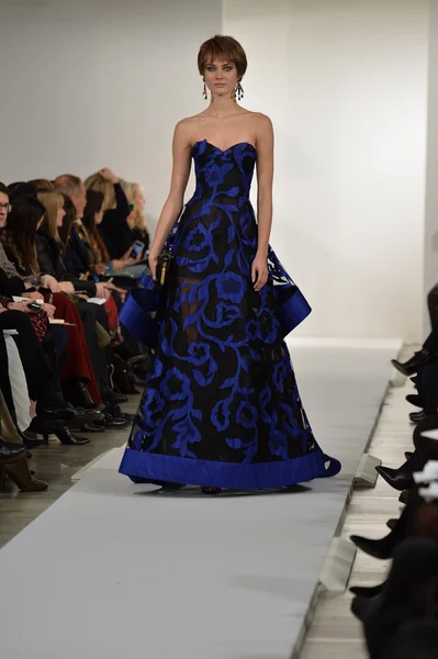 Model walks runway at Oscar De La Renta — Stock Photo, Image