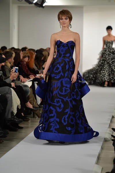 Model walks runway at Oscar De La Renta — Stock Photo, Image