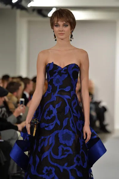 Model walks runway at Oscar De La Renta — Stock Photo, Image