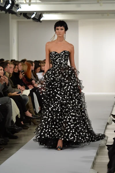 Karlie kloss bei oscar de la renta — Stockfoto