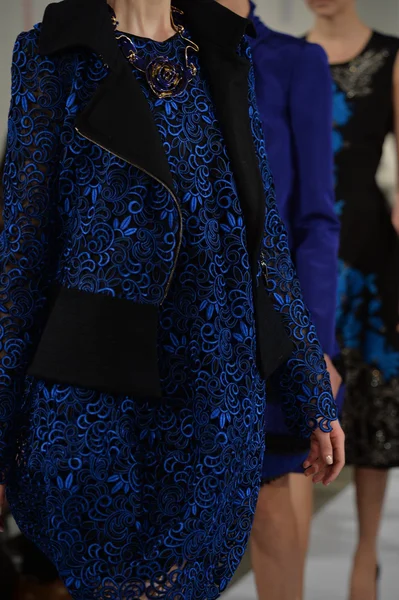 Model walks runway at Oscar De La Renta — Stock Photo, Image