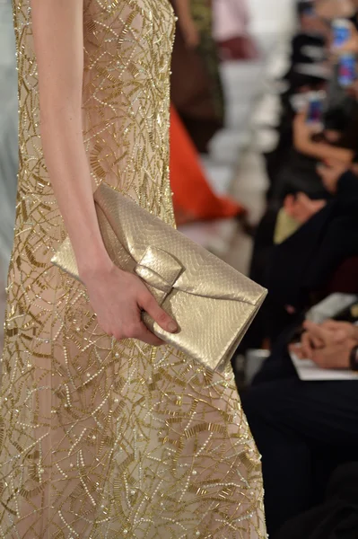 Model walks runway at Oscar De La Renta — Stock Photo, Image