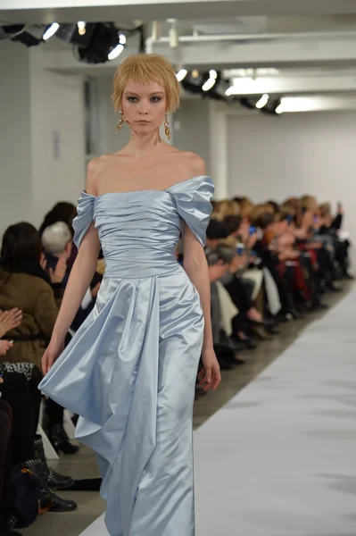 Model spacery pasa startowego w oscar de la renta — Zdjęcie stockowe