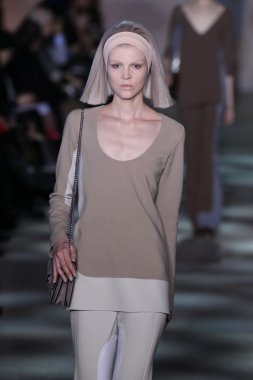 model yürür pist marc jacobs