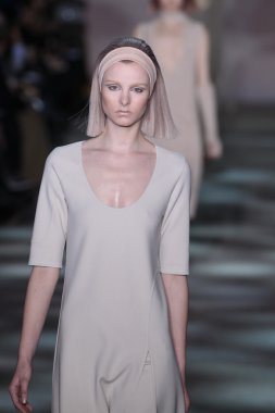 model yürür pist marc jacobs