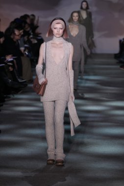 model yürür pist marc jacobs