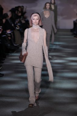 model yürür pist marc jacobs