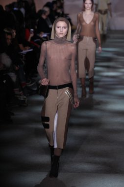 model yürür pist marc jacobs