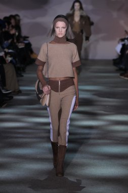 model yürür pist marc jacobs