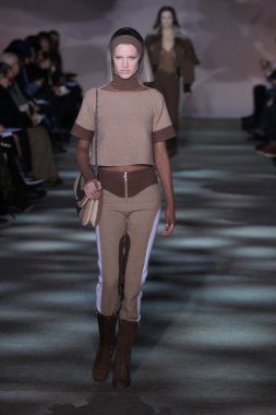 model yürür pist marc jacobs