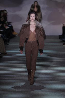 model yürür pist marc jacobs