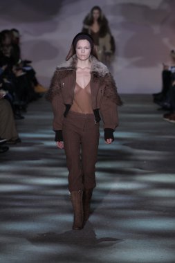 model yürür pist marc jacobs