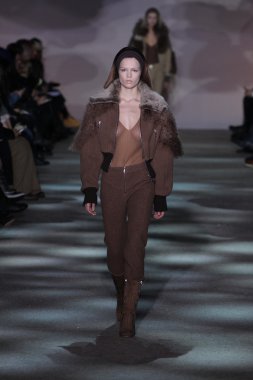 model yürür pist marc jacobs